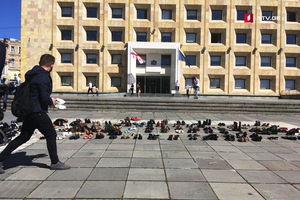 Члены движения "#ნუმომკლავ" принесли к администрации правительства до 200-от пар старой обуви
