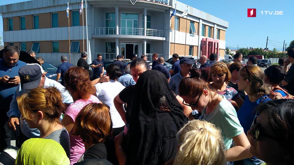 Беженцы из Абхазии, которые не смогли получить квартиры, провели акцию в Зугдиди