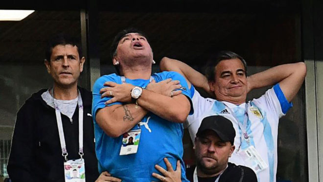 Марадона заявил, что во время вчерашнего матча у него просто болела шея
