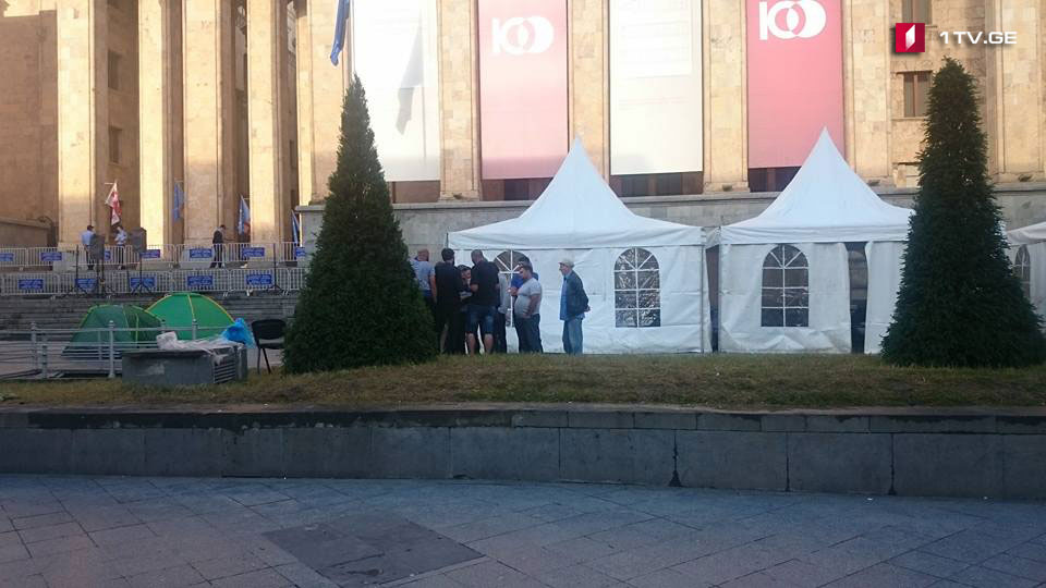 Parlament binasının yanında etiraz aksiyasının saat 16:00-dan davam etməsi planlaşdırırlır
