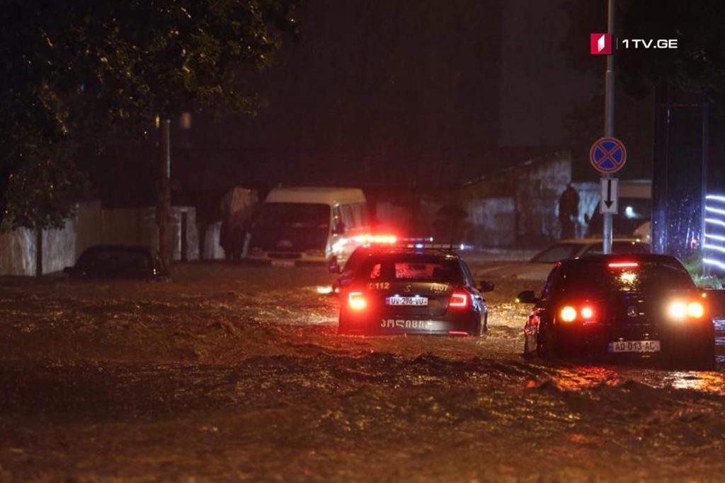 Güclü yağış nəticəsində Tbilisinin bir neçə məhəlləsində küçələri su basdı (foto)