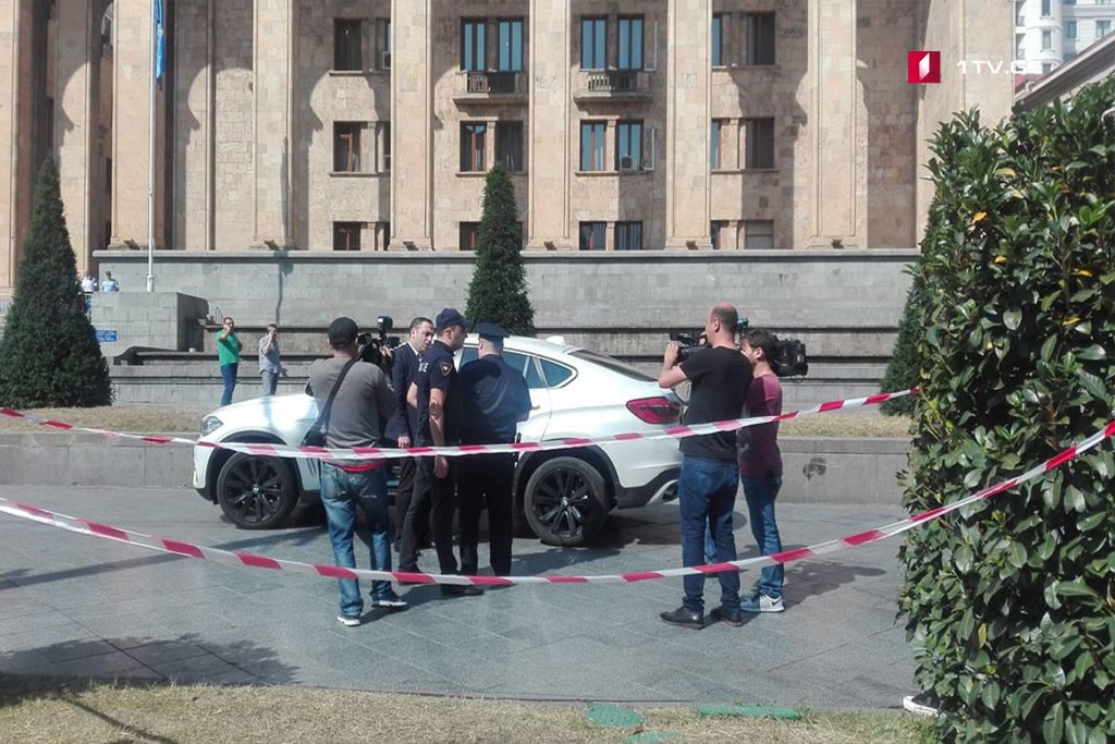 Георгия Вашадзе оштрафовали за неправильную парковку перед зданием парламента (фото)