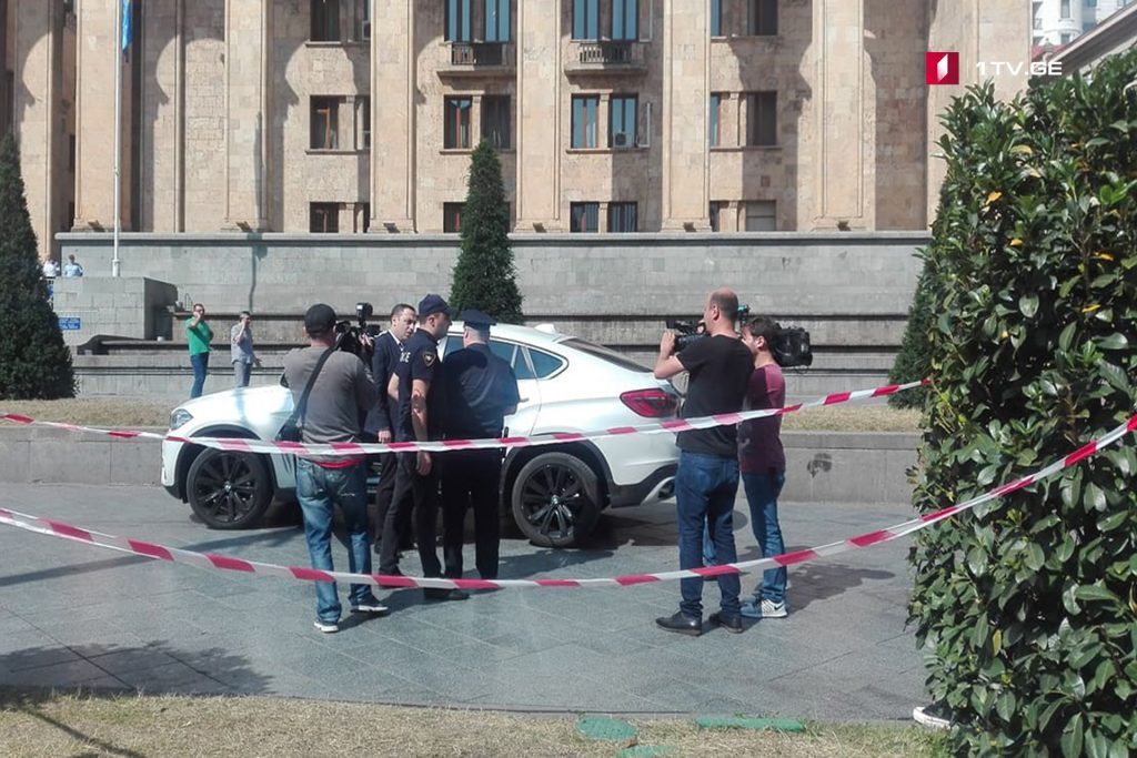 Giorgi Vaşadzeni parlament qarşısında avtomobili qanunsuz dayandırdığı üçün cərimələdilər (foto)