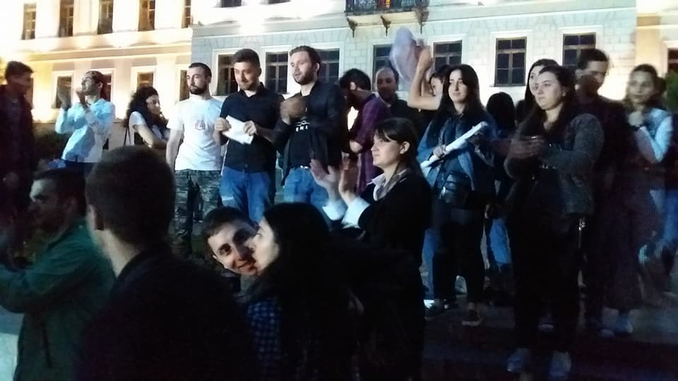 Часть студентов выступает против использования акции возле парламента в политических целях