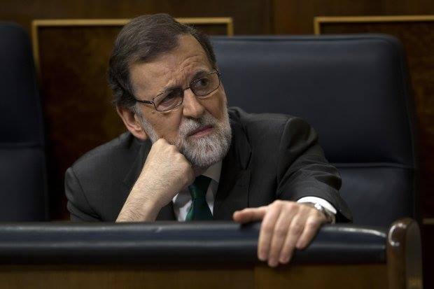 Премьер - министр Испании Мариано Рахой покинул пост