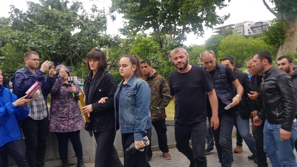 Заза Саралидзе прибыл в патриархию вместе с супругой и дочерью