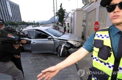 В Южной Корее автомобиль намеренно врезался в ворота посольства США