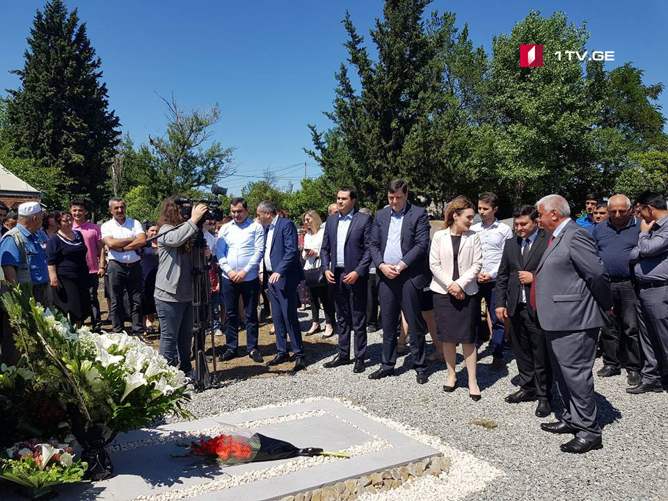В Караджала открылся мемориал первой мусульманке, избранной в самоуправления Тбилисского уезда