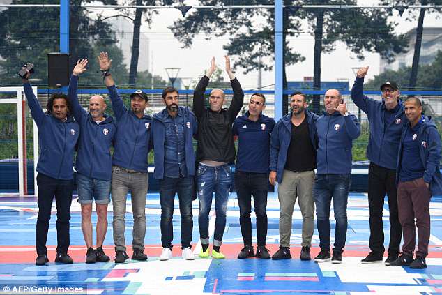 Встреча 20 лет спустя - Чемпионы мира сборной Франции встретились на стадионе в Сен-Дени