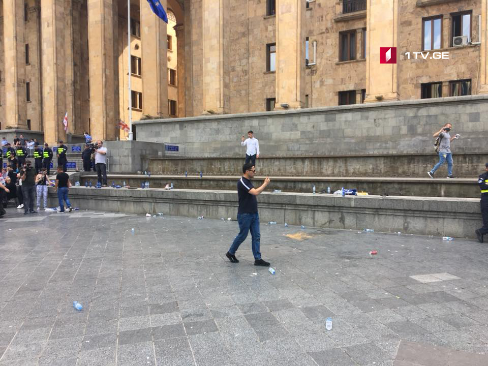 Police dismantled tents in front of the parliament 