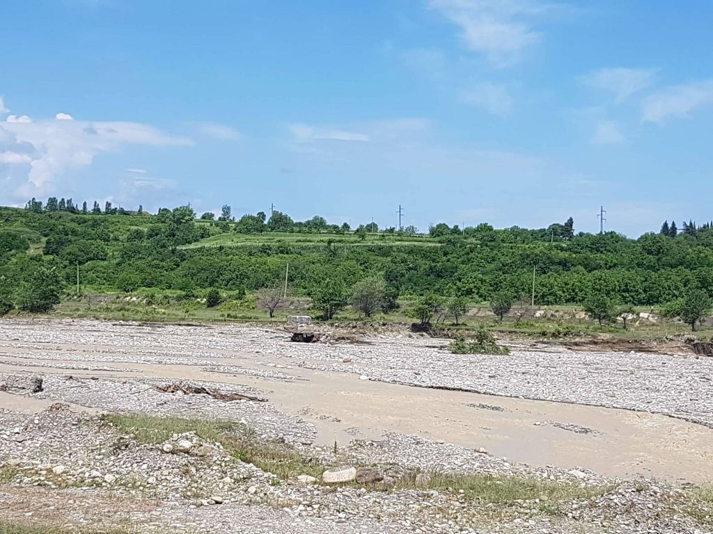 В Гурджаани вышедшая из русла река Чермисхеви смыла дорогу, связывающую село Череми с центральной магистралью