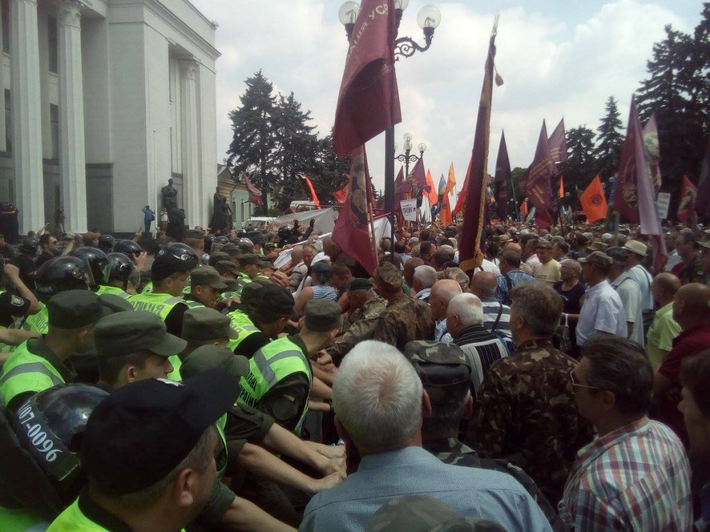 В Украине участники акции попытались ворваться в парламент