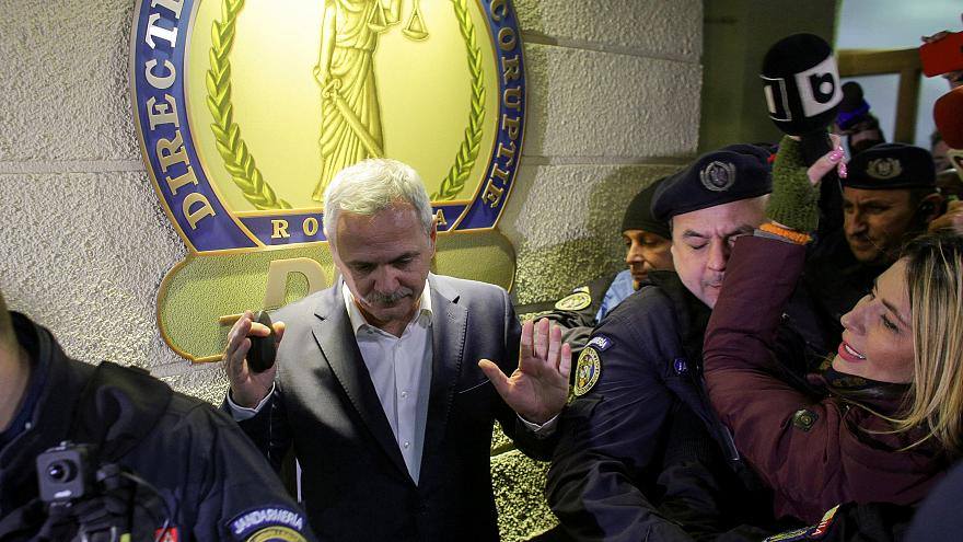 Лидеру правящей партии Румынии присудили 3,5 лет заключения