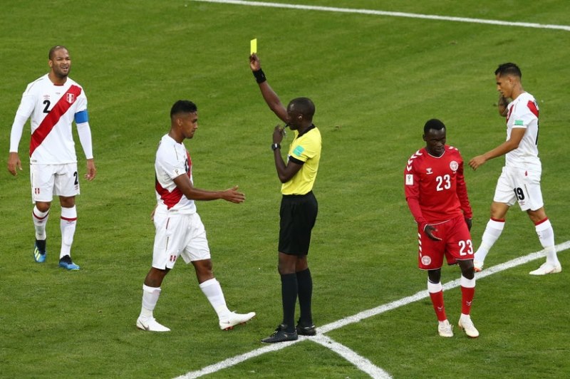 ФИФА - После четвертьфиналов желтые карточки обнулят