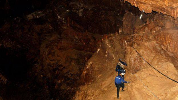 В Тайланде ищут подростков пропавших в пещере