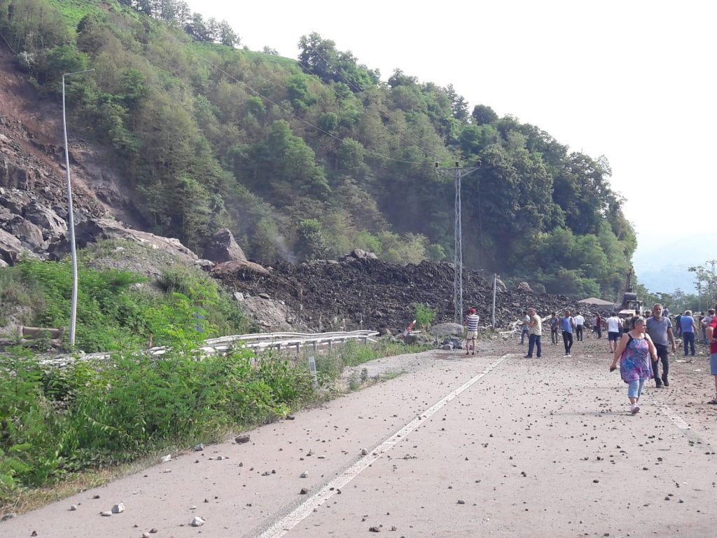 Из-за  частичного обрушения скалы закрыто передвижение на пограничном переходе Сарпи