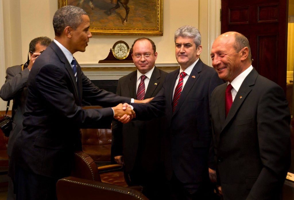 Romanian ex-deputy prime minister fakes photo with Obama