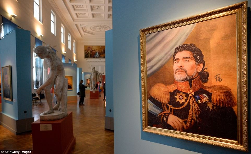 Sankt-Peterburqda məşhur futbolçularının portretlərinin sərgisi açıldı [Foto]