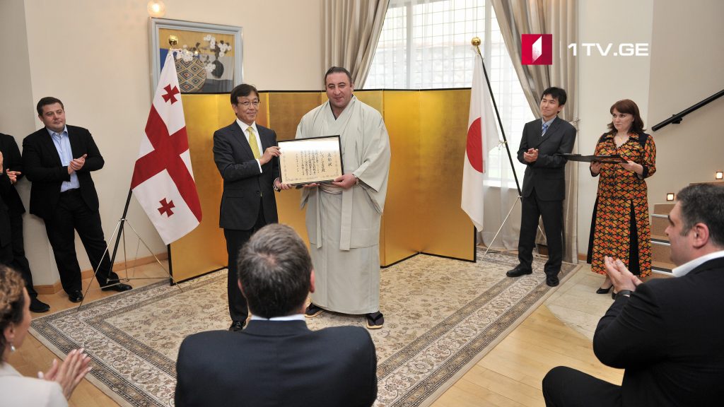 Посол Японии передал грузинским сумоистам почетные грамоты (фото)