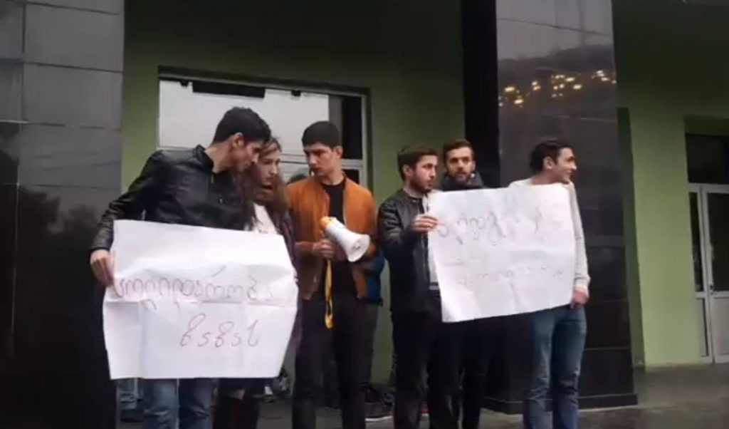 Студенты проводят акцию в поддержку Зазы Саралидзе у 51-ой школы [видео]