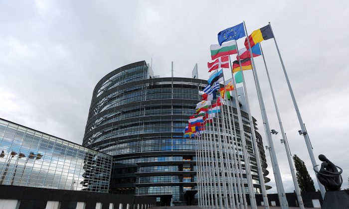 Европарламентаритæ -  фыдæнхъæлц стæм 19 апрелы бадзырдæй иуфарсонæй рацыды фæдыл «Гуырдзиаг Бæллиццы»  уынаффæйæ, курæг сæ стæм,  аивæт ацы уынаффæ, алы политикон партитæ та, иумæ  бакусæт