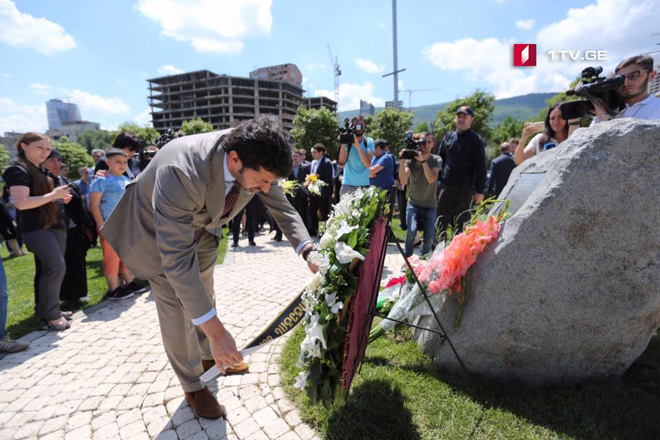 Կախա Կալաձեն ծաղկեպսակ է դրել հունիսի 13-ի աղետի հետևանքով զոհվածների հուշարձանին