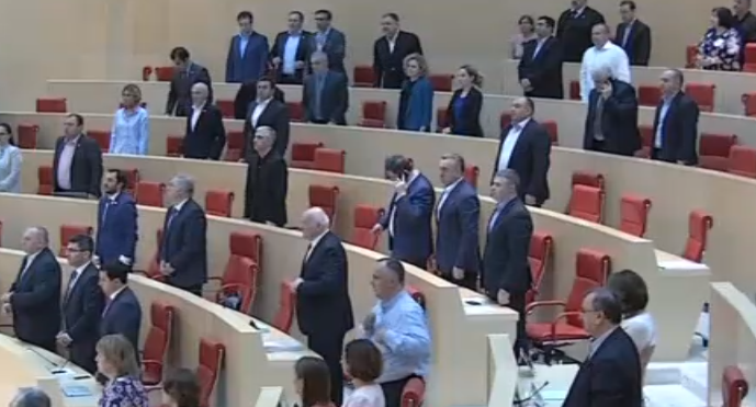 Депутаты почтили память погибших 13 июня минутой молчания