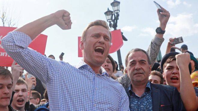 Алексей Навальный оценивает запланированную в России пенсионную реформу, как грабеж людей и планирует акции протеста