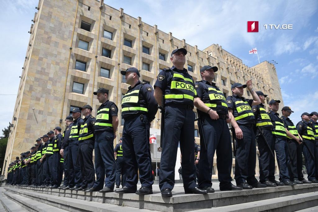 У администрации правительства мобилизована полиция [фото]