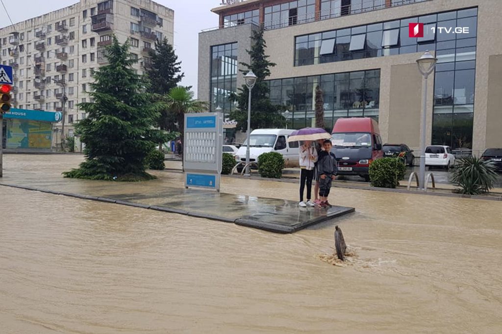 Несколько улиц в Рустави затоплены