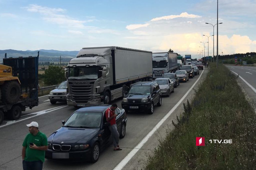 Движение на главной автомагистрали Грузии частично восстановлено