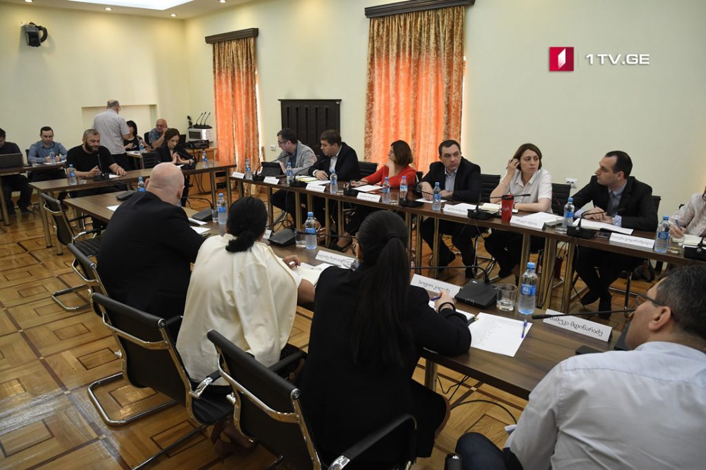 В парламенте проходит заседание временной следственной комиссии по изучению дела об убийстве на улице Хорава