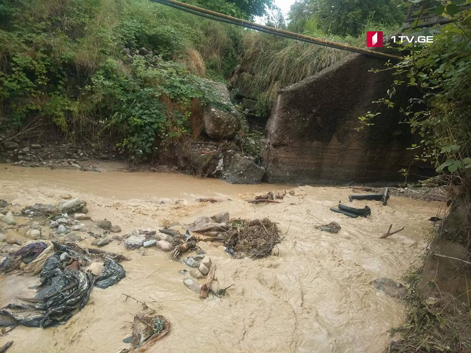 Сильный дождь повредил дороги в нескольких селах муниципалитета Гурджаани