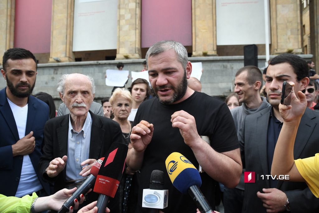 Заза Саралидзе требует освободить задержанных участников акции и анонсирует акцию в 14:00