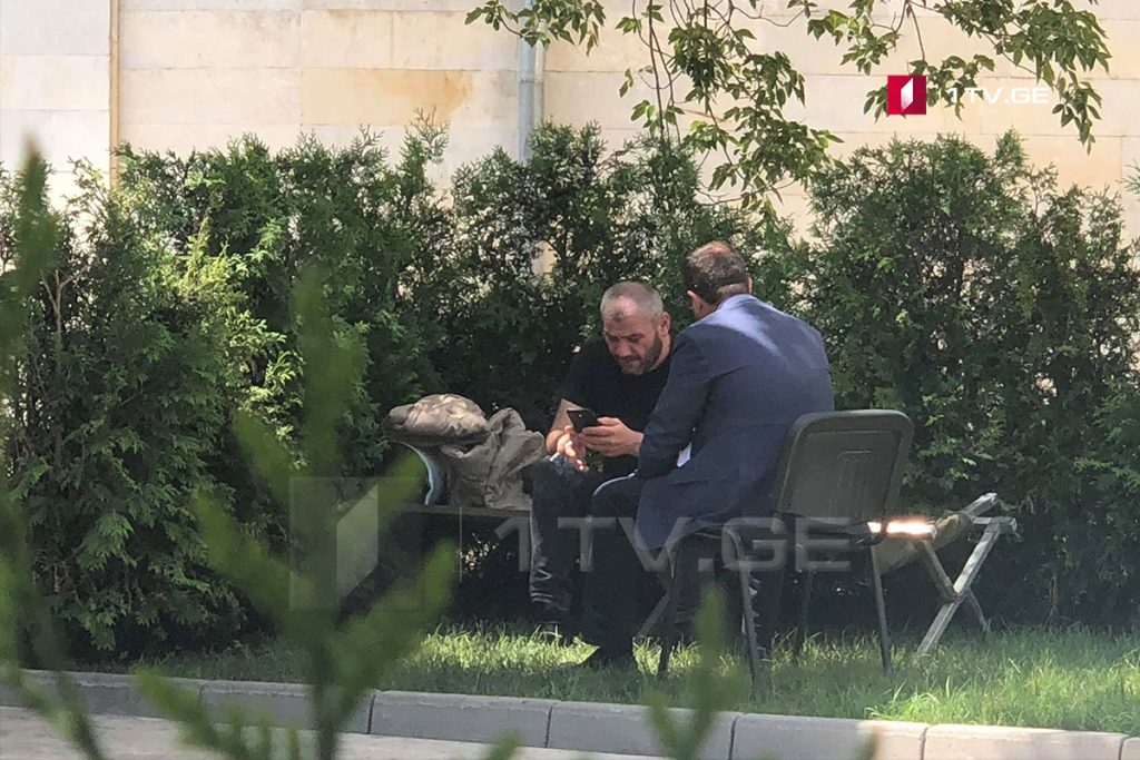 Глава Генинспекции МВД встретился с Зазой Саралидзе во дворе ведомства