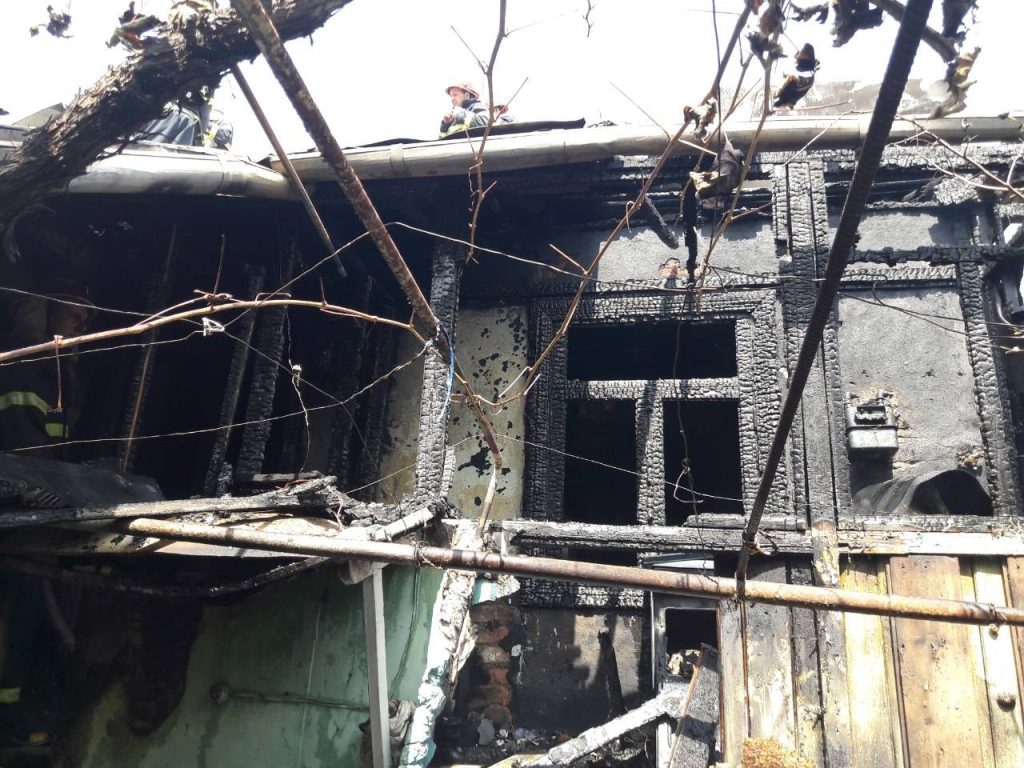Трое человек получили легкие повреждения при пожаре на улице Джапаридзе
