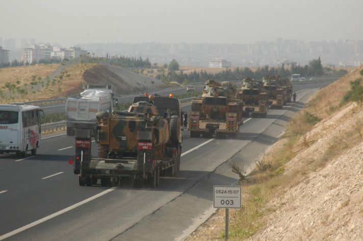 Турецкая армия перебросила в Сирию бронетехнику и системы залпового огня