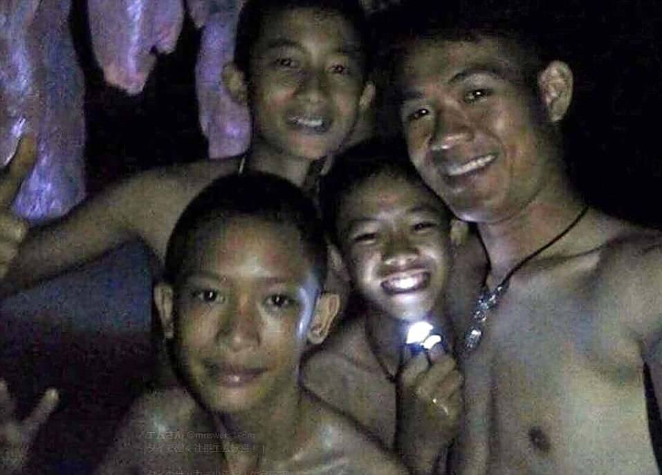 День рождения в подземелье - одному из застрявших в тайской пещере подростков исполнилось 14 лет