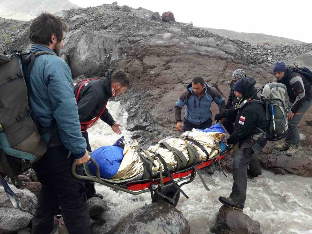 Спасатели сняли с горы туристов, пострадавших при восхождении на Мкинварцвери (Казбек)