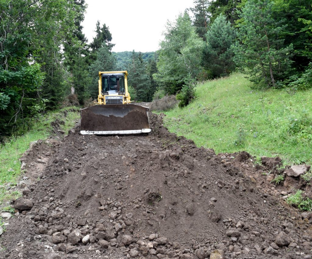 В Ахалцихе идут работы по реабилитации горных дорог
