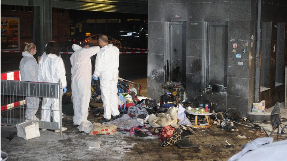 Неизвестные лица в Берлине облили бездомных бензином и подожгли их