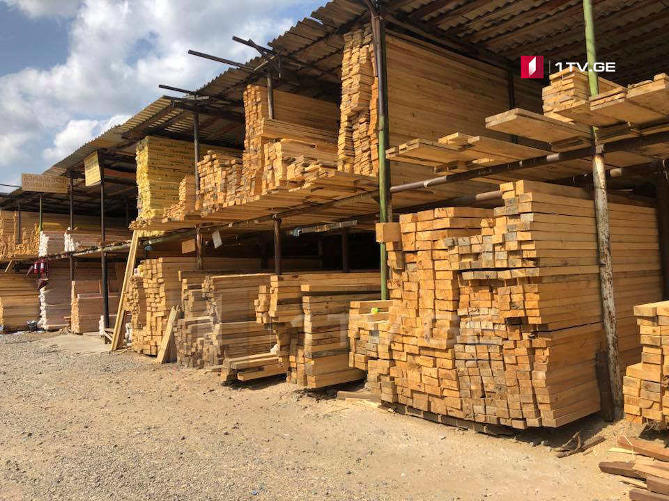 На рынке Элиава проводится инвентаризация древесных материалов (фото)