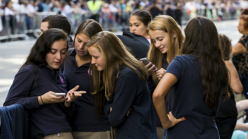 Во Франции приняли закон, запрещающий ученикам использовать телефоны и электронные устройства в школах
