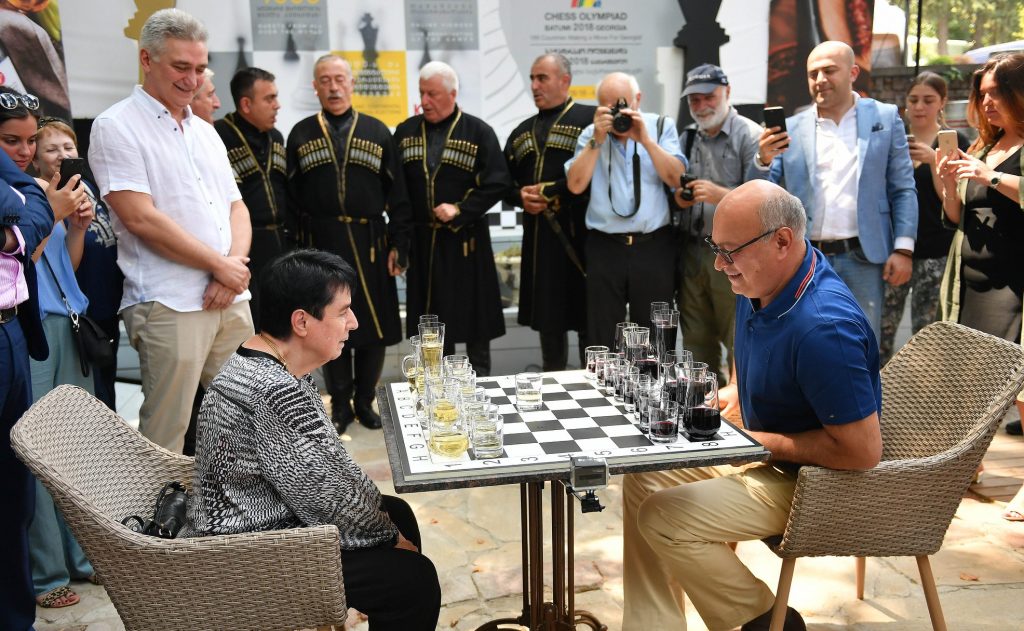 «Один день в мире шахмат» - Нона Гаприндашвили и Зураб Азмаипарашвили устроили состязание стаканами с вином [фото]