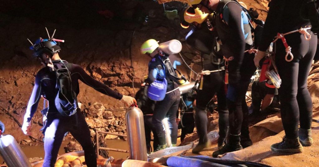 В Тайланде началась операция по спасению детей из пещеры