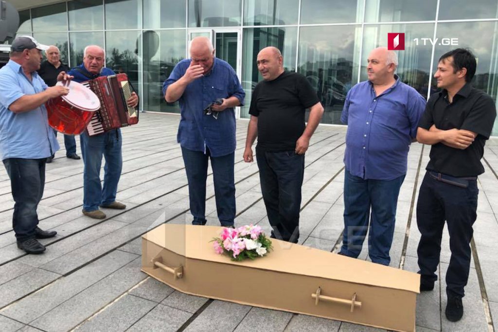 Opposition party brings coffin at Parliament’s building