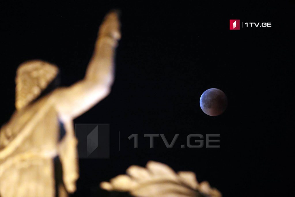 Лунное затмение в небе Тбилиси - фотоистория