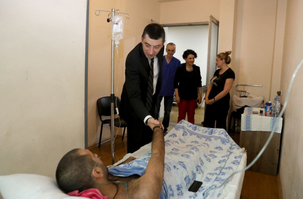 Георгий Гахария навестил гражданина, получившего ранение при задержании грабителя