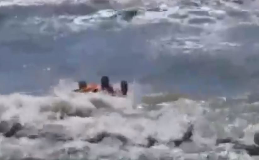 В Григолети спасатели спасли на море 19-летнюю девушку (Видео)