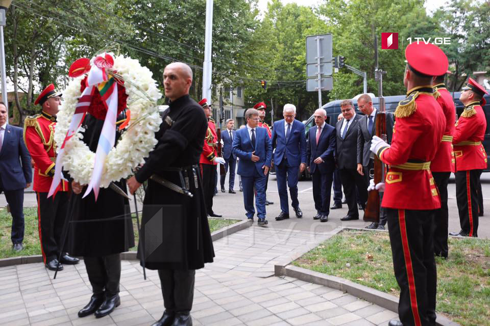 Давид Залкалиани и его польский коллега возложили венки к мемориалу Леха Качиньского